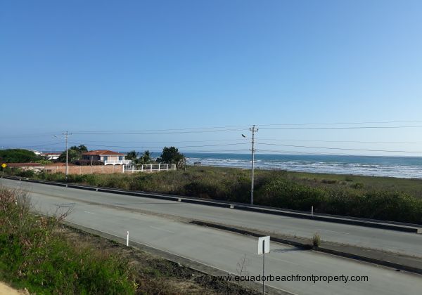 A central shot of this oceanfront lot. Direct access from the principal road from San Vicente to Canoa.