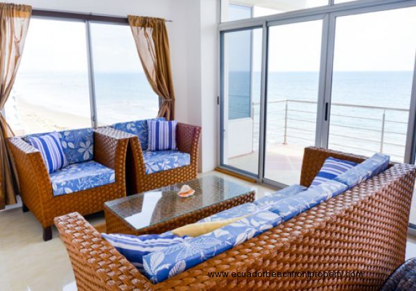 Living room with lots of light and sea views in all directions.