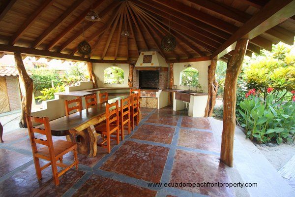 Beachfront villa for sale in Canoa