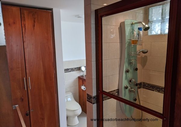 Master ensuite 