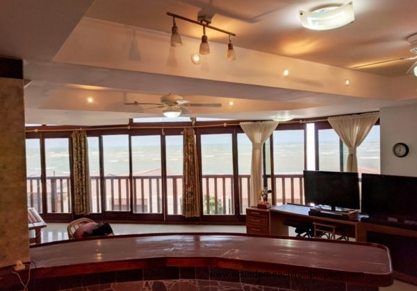 Expansive ocean view from the kitchen bar