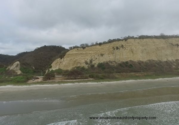 Lot with direct beach access to the beach.