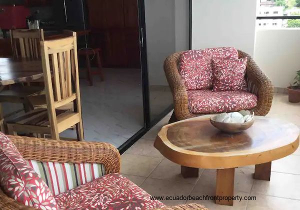 sliding doors between dining area and covered terrace