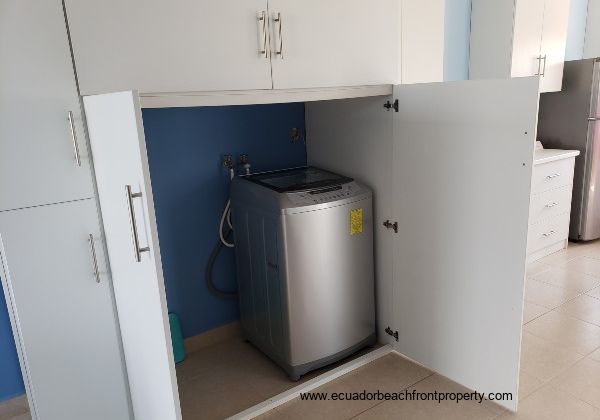 Laundry closet with washing machine