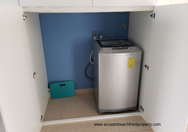 Laundry closet with washing machine