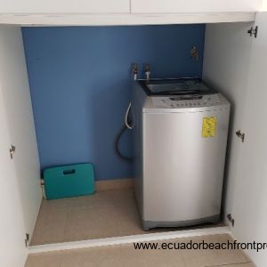 Laundry closet with washing machine