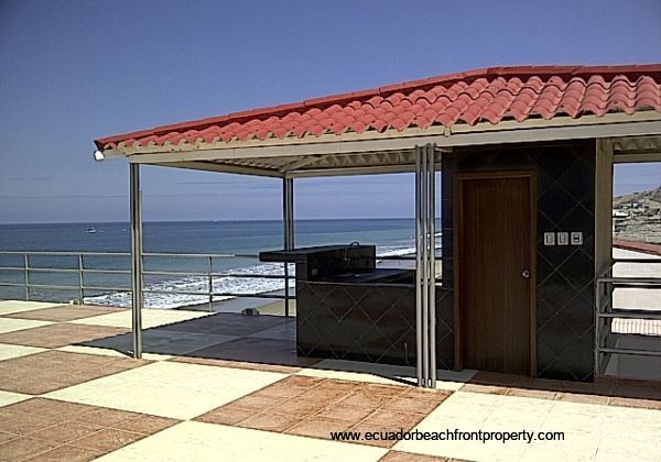 Beachfront condo close to Manta