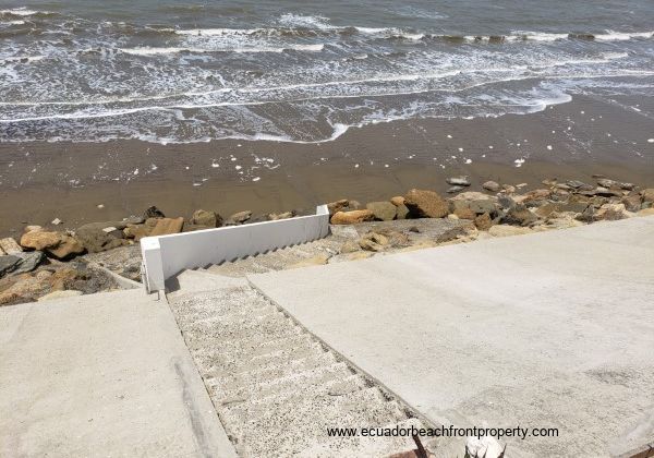 Retention wall with stairs to the beach