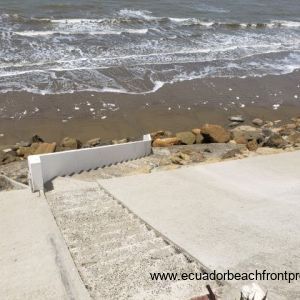 Retention wall with stairs to the beach