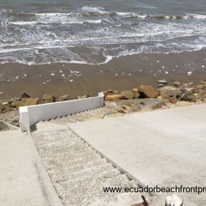 Retention wall with stairs to the beach