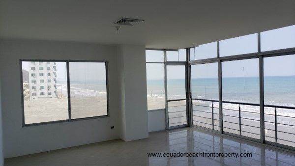 Beachfront condo in Crucita