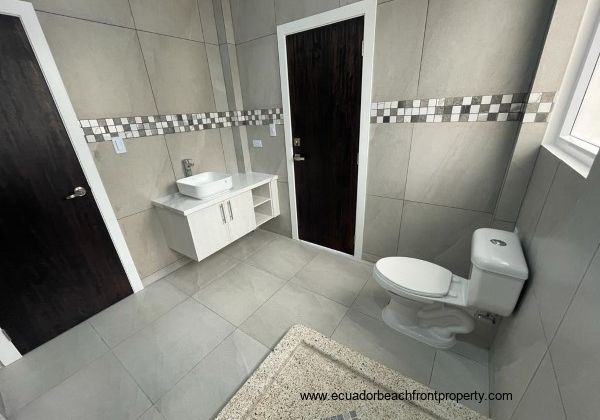 1st floor ensuite bath