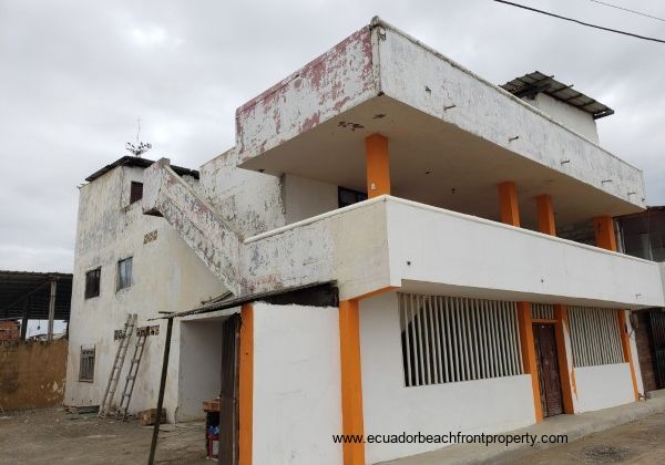 Ocean view fixer upper in Ecuador