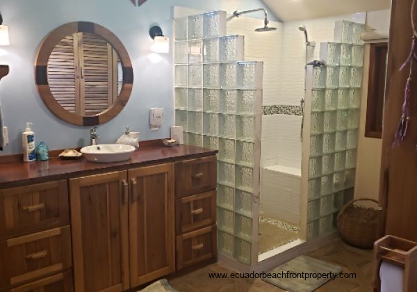 en-suite bathroom in main casita