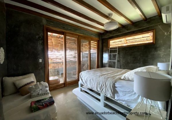 2nd level queen rooms with jacuzzi 
