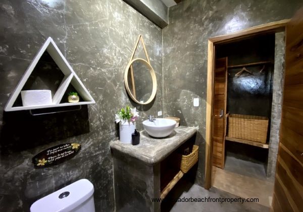 2nd level queen rooms with jacuzzi (3)