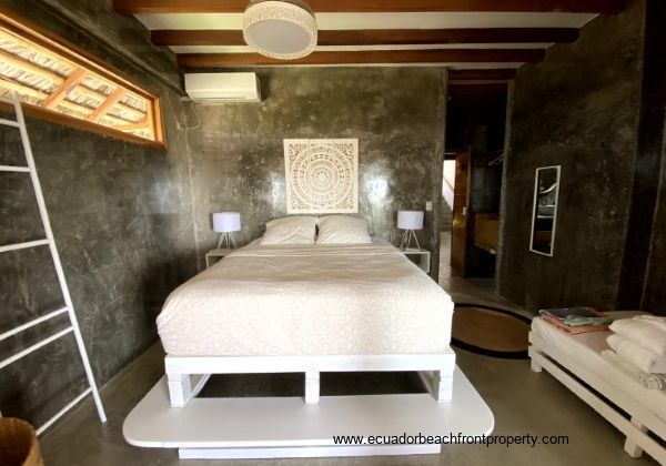 2nd level queen rooms with jacuzzi (5)