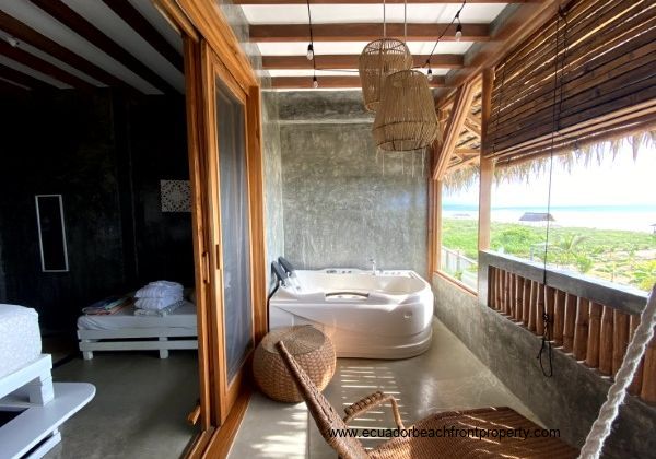 2nd level queen rooms with jacuzzi (8)