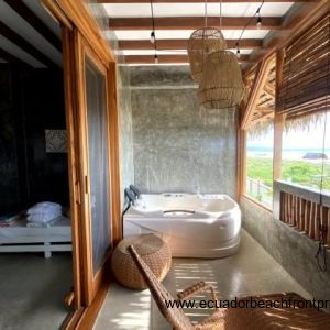 2nd level queen rooms with jacuzzi (8)