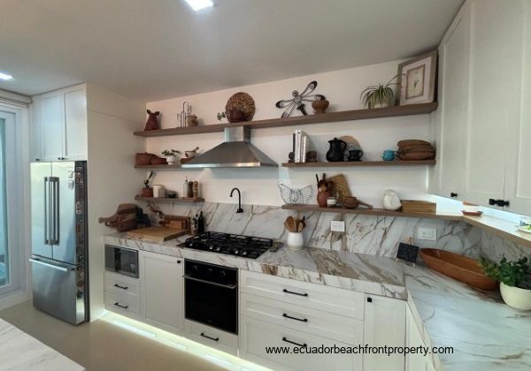 Gas stovetop with pot filler faucet