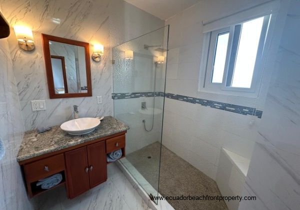 ensuite bathroom of bedroom 1