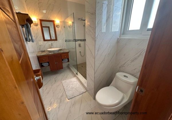 ensuite bathroom of bedroom 1