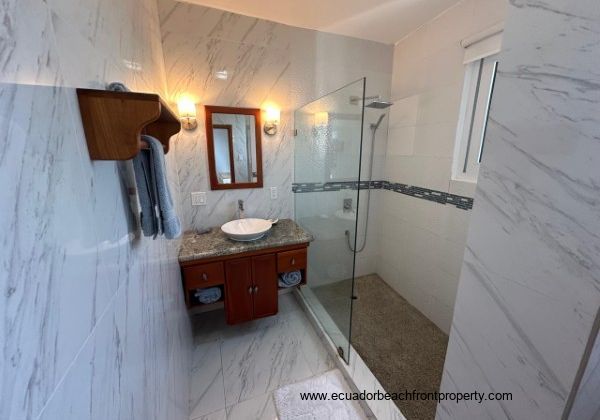 ensuite bathroom of bedroom 1