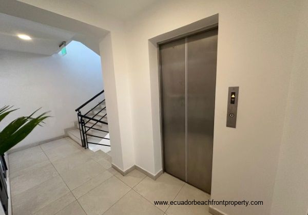 Dos Hemisferios building elevator