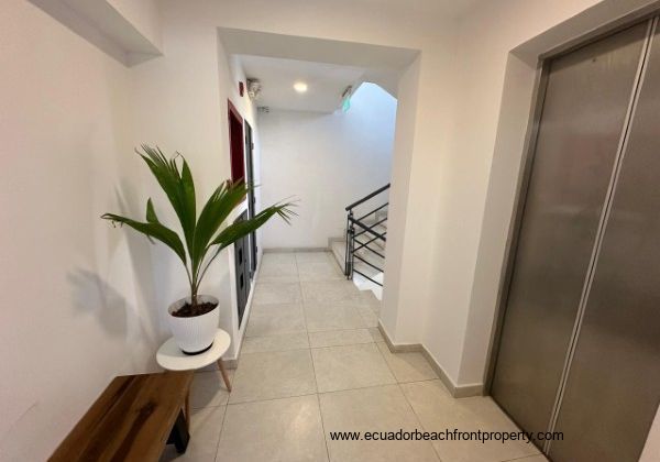 Dos Hemisferios building elevator