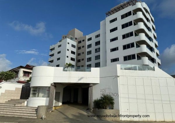 Dos Hemisferios oceanfront condo in Ecuador