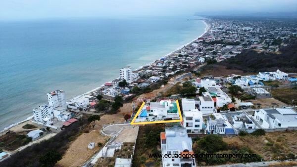 Dazzling Crucita Estate  w/ Expansive Views